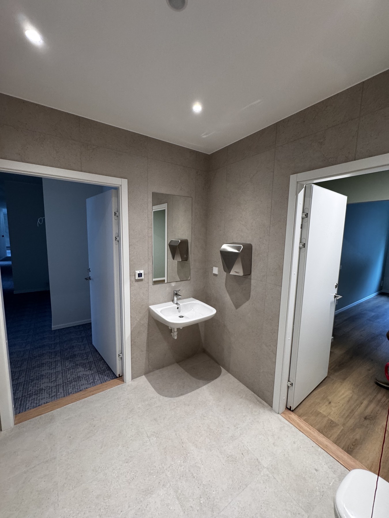 MyMedi perearstikeskuse tualettruum – J. Vilmsi 47, Tallinn